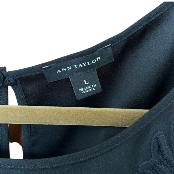 Ann Taylor Black Cutout Appliqué Sleeveless Top Large - Picture 6 of 6